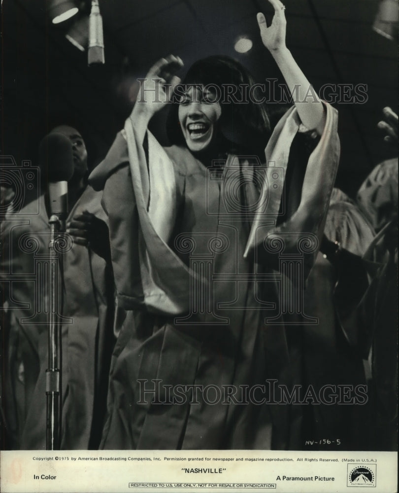 1975 Press Photo "Nashville" Star Lily Tomlin claps it up, New York, NY - Historic Images