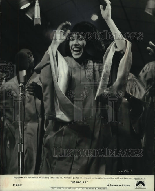 1975 Press Photo "Nashville" Star Lily Tomlin claps it up, New York, NY - Historic Images