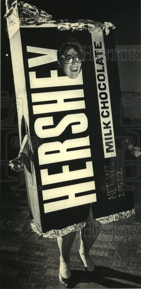 1987, Leslie Millane dressed as a Hershey candy bar, Milwaukee - Historic Images