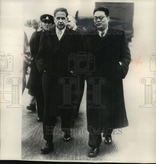 1954 Press Photo Dag Hammarskjold in London with Huan Hsiang - mjc12579-Historic Images