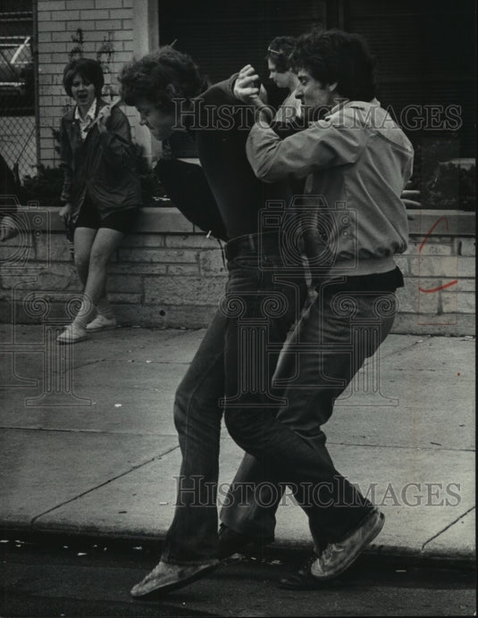 1974 Press Photo Striker at Master Lock tried to prevent a worker from entering - Historic Images