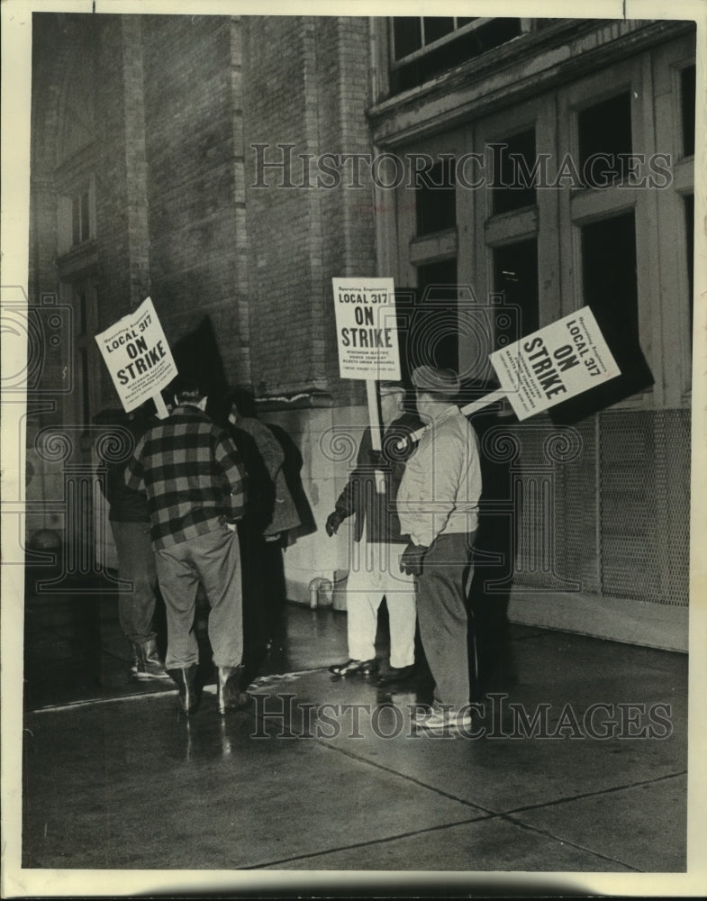 1966 Press Photo Strikers in front of the Electric Co. plant in Milwaukee-Historic Images