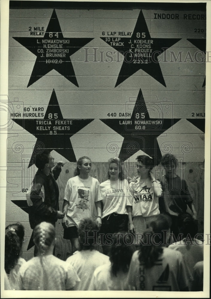1992 Press Photo Waukesha North&#39;s coach Chris Ramsey congratulates relay team - Historic Images