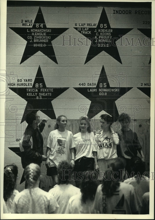 1992 Press Photo Waukesha North's coach Chris Ramsey congratulates relay team - Historic Images
