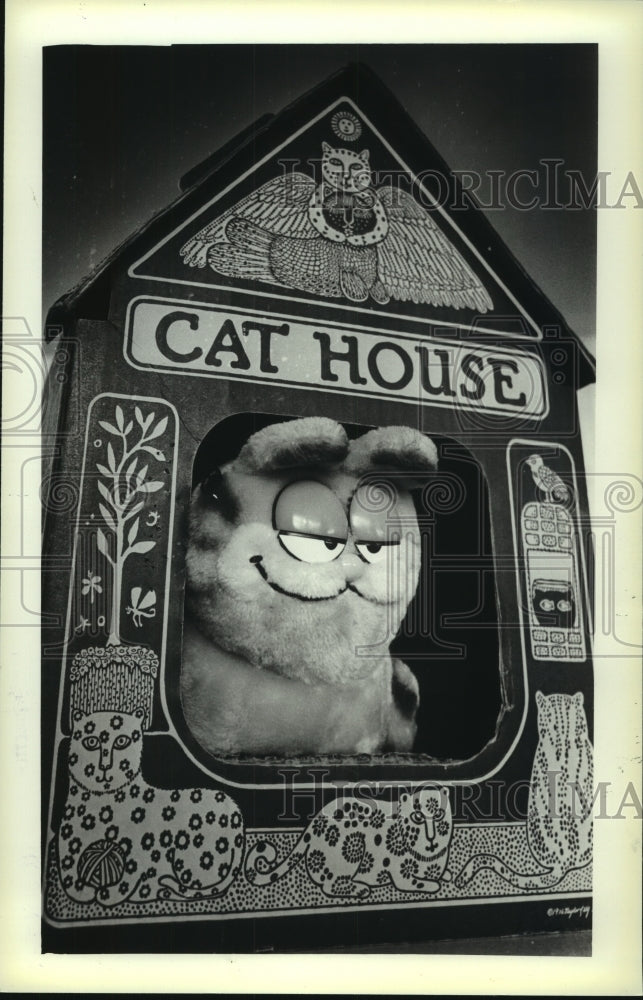 1983 Press Photo Garfield toy comes with his Cat House - mjc12661 - Historic Images