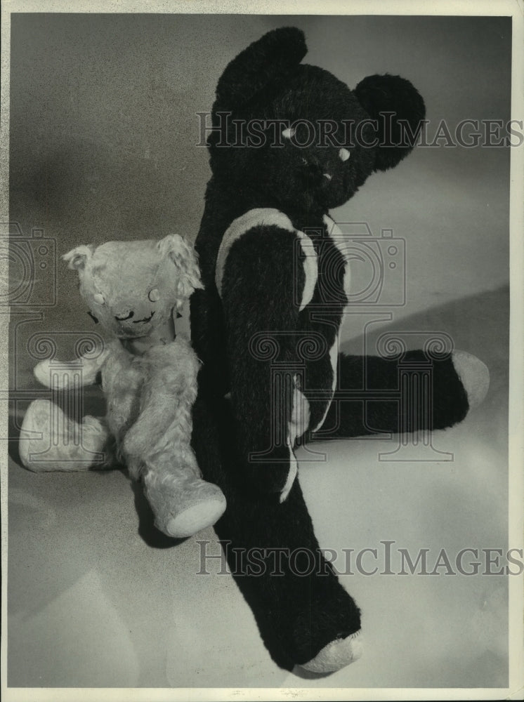 1975 Press Photo Teddy bear at left is 39 years old, the other is 33. - Historic Images