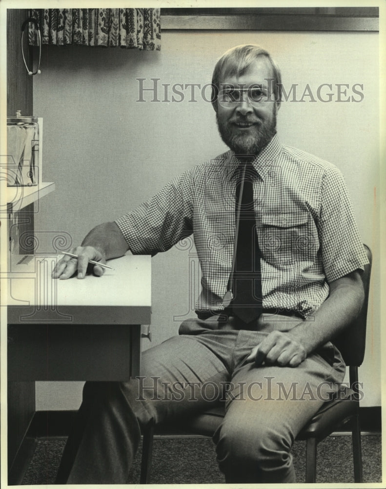 1988 Press Photo Lester Thompson, physician Rice Lake, Wisconsin. - mjc12697 - Historic Images