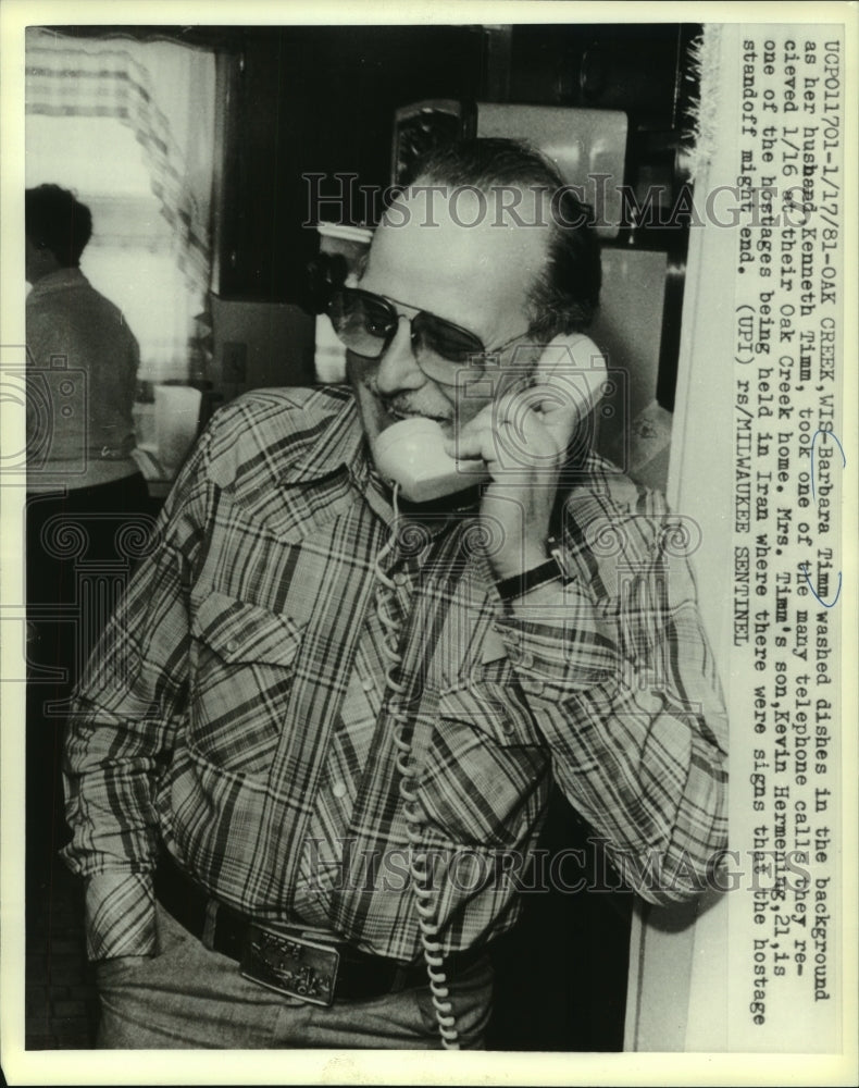 1981 Press Photo Oak Creek, WI: Kenneth Timm tales a phone call - mjc12700 - Historic Images