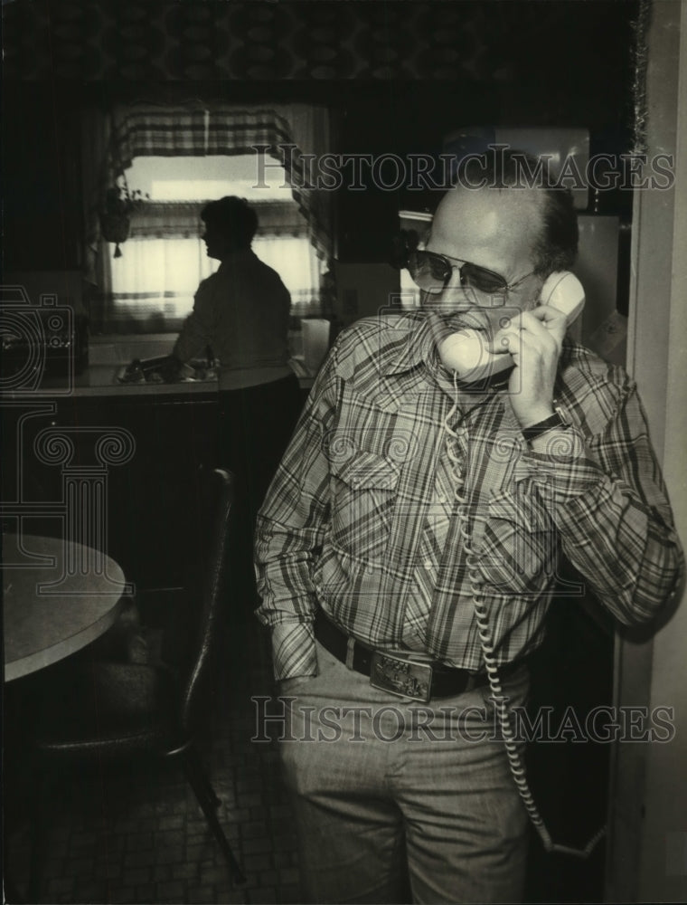 1981 Press Photo Kenneth Timm takes a phone call, Oak Creek, Iran - mjc12702 - Historic Images