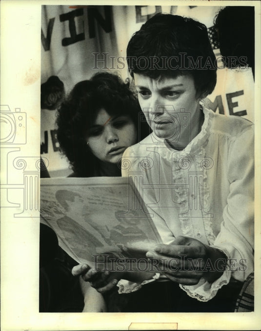 1979 Barbara Timm, holding photos "second best Christmas present" - Historic Images