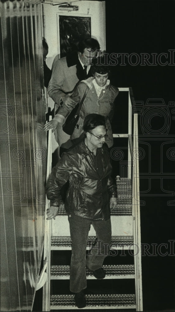 1980 Barbara and Kenneth Timm arrive at Milwaukee&#39;s Mitchell Field - Historic Images