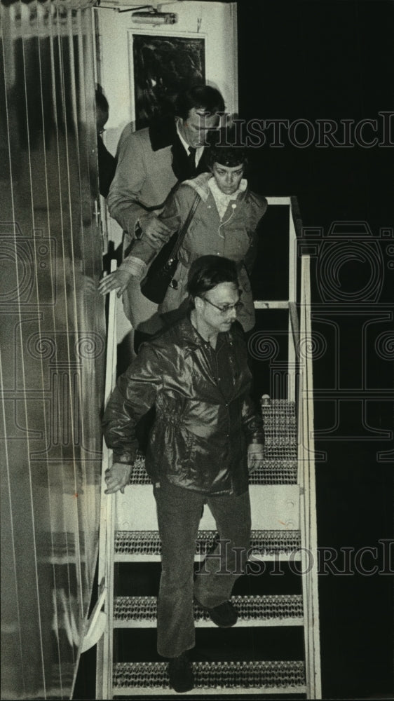 1980 Barbara and Kenneth Timm arrive at Milwaukee's Mitchell Field - Historic Images