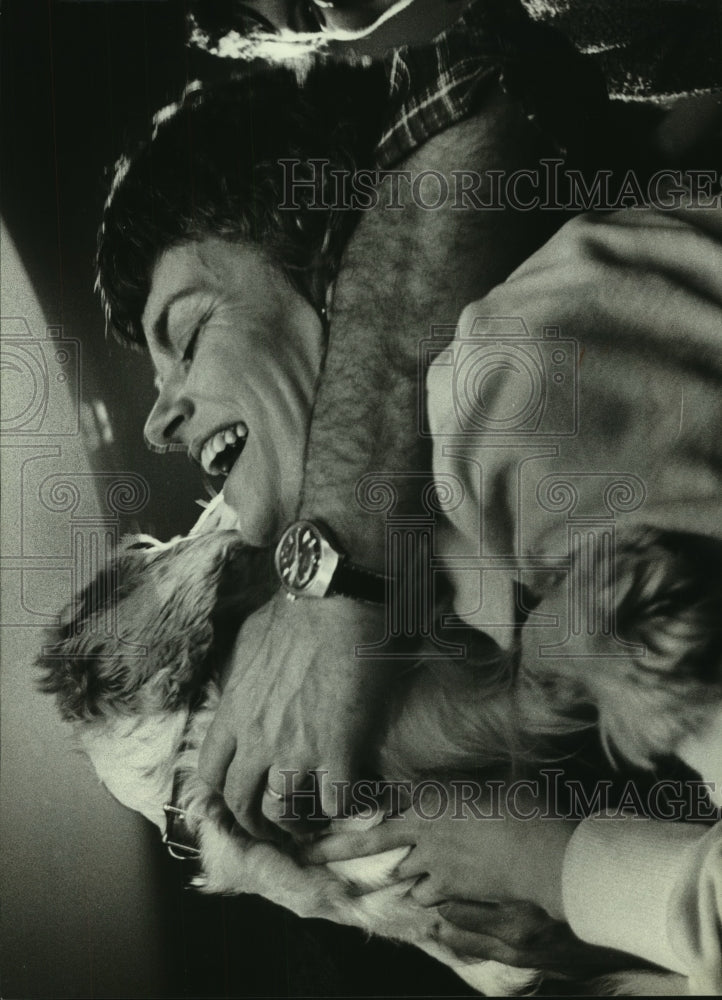 1981 Press Photo Barbara Timm hugged family dog at her Oak Creek home - Historic Images