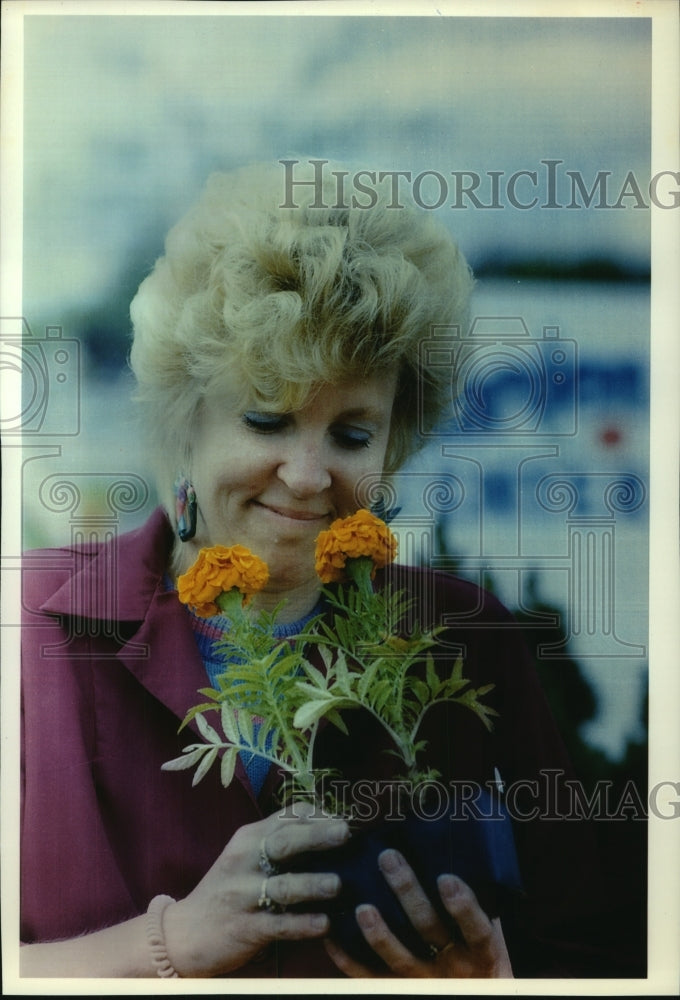 1993 Press Photo Karen Tomczyk opened Oak Creek floral and wreath business - Historic Images