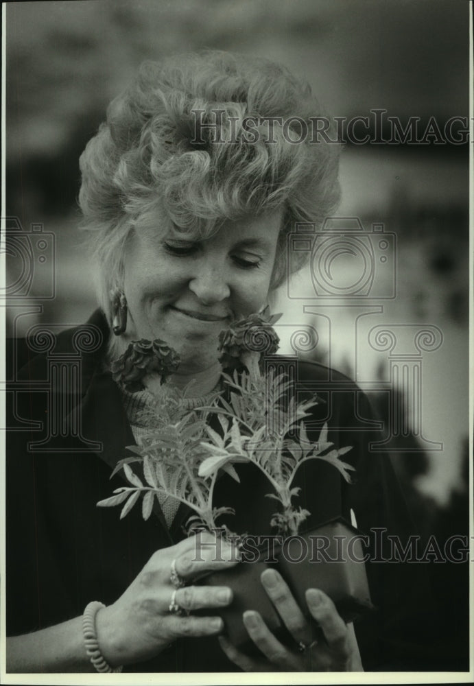 1993 Press Photo Karen Tomczyk is partner in garden shop in Oak Creek - Historic Images