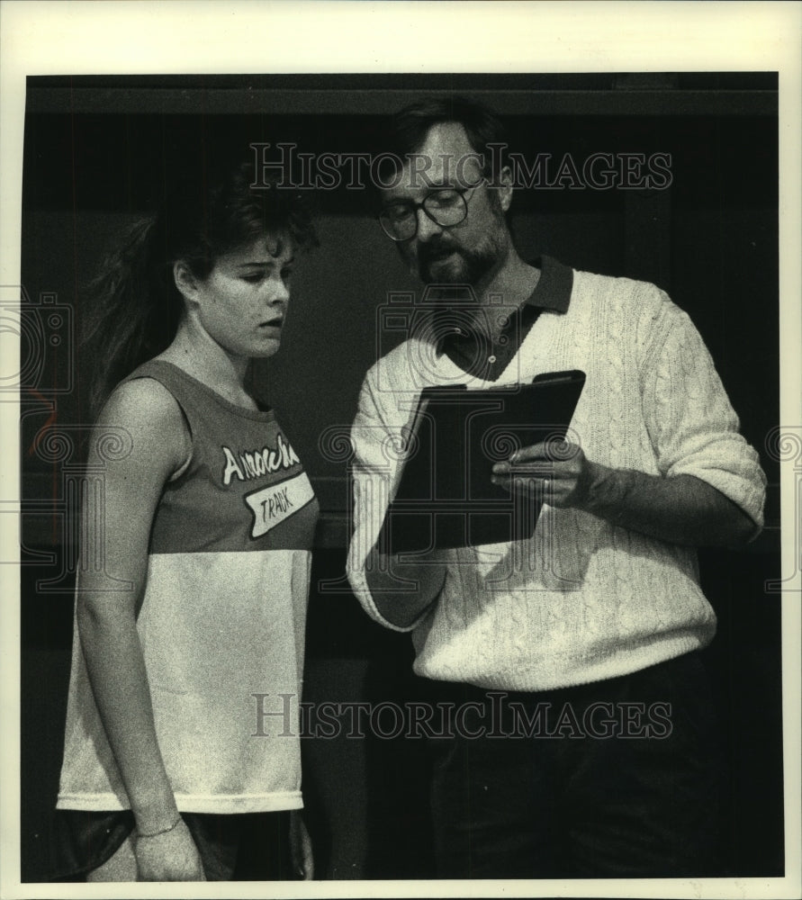 1991 Press Photo Brenda Robers confers with Arrowhead track coach Steve Kostka - Historic Images