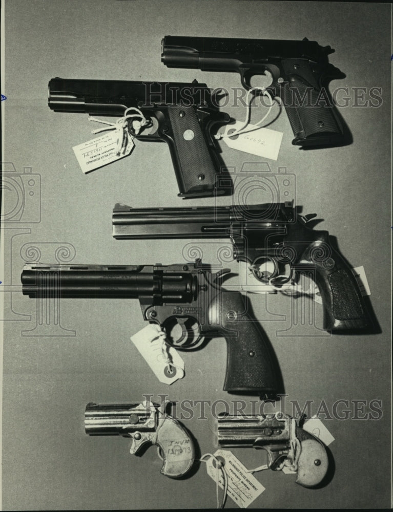 1988 Press Photo Toy guns paired with actual weapons in Milwaukee police display - Historic Images