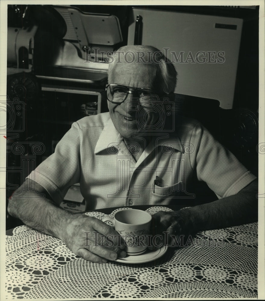 1988 Press Photo Retired grocer Agamemnon Topitzes relaxes at home, Milwaukee - Historic Images