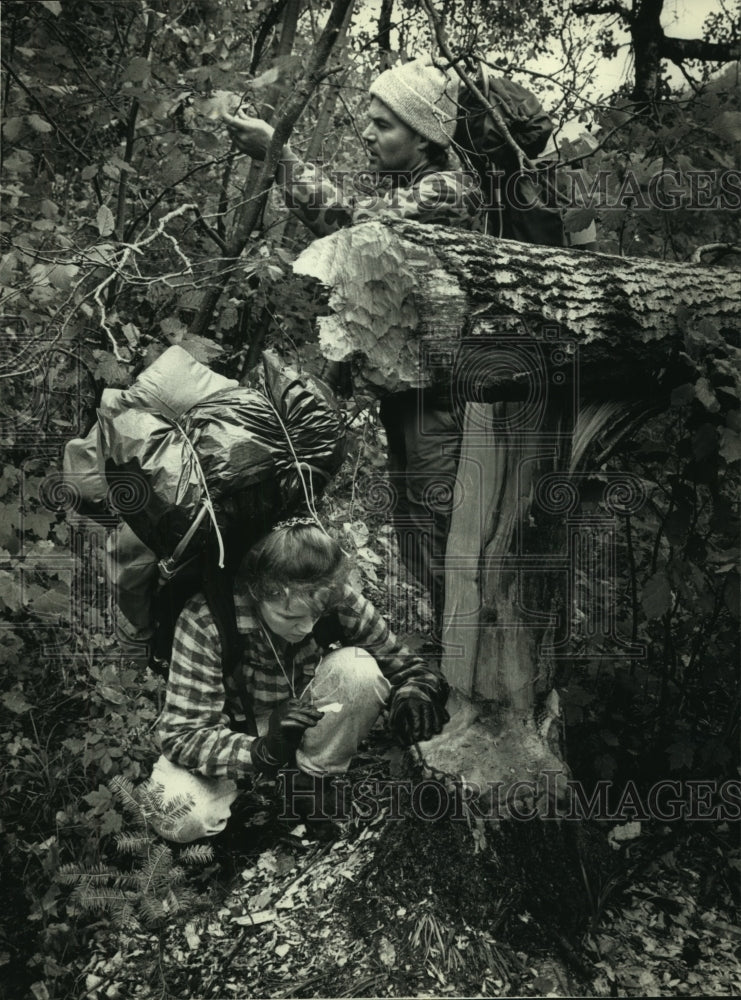 1991 Press Photo George and Pamela Stanley examine felled tree, Beaver Lake, WI - Historic Images