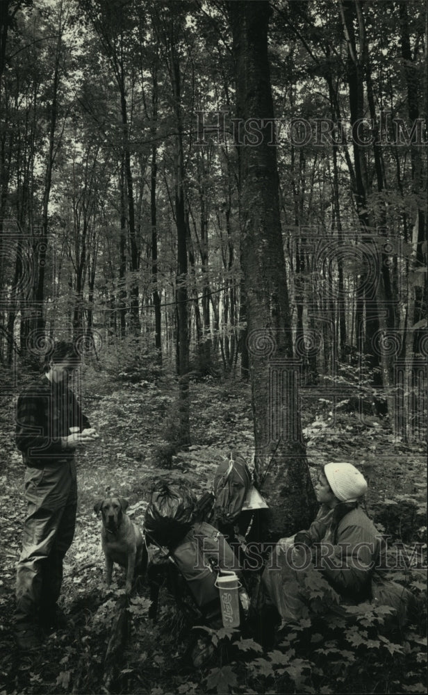 1991 Press Photo George Stanley and wife Pamela take a break from hiking - Historic Images
