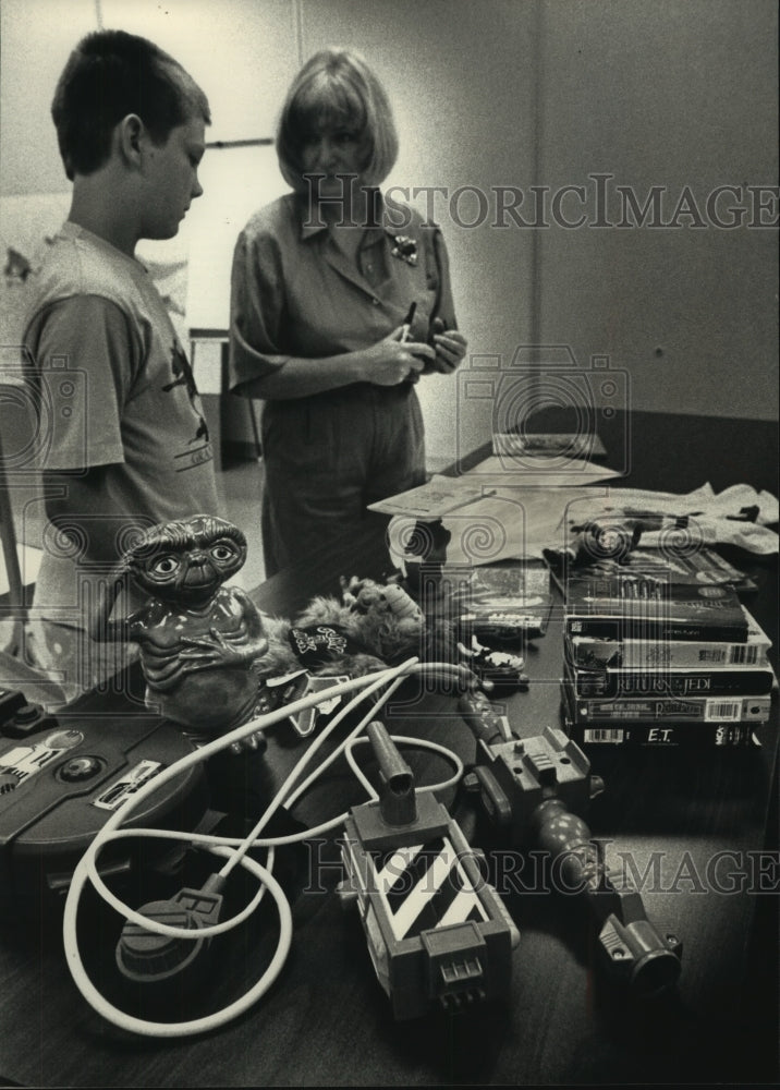 1992 Press Photo Curator and student discuss Green Bay museum display - Historic Images