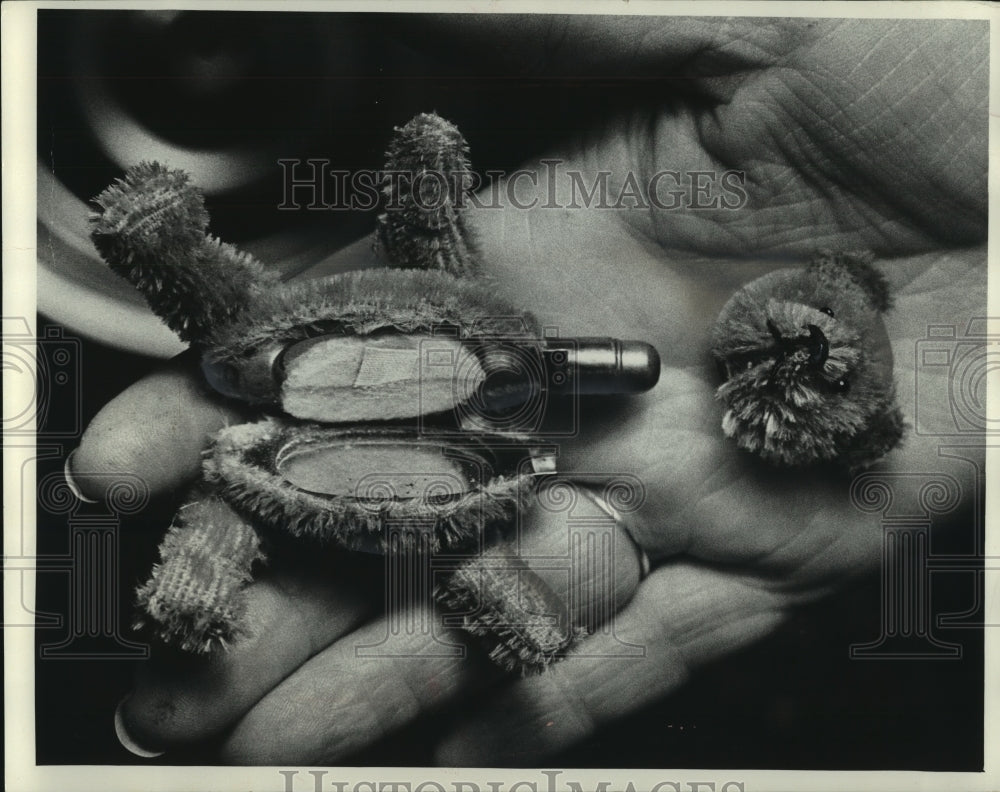 1975 Press Photo Mrs. Kneipper's novelty bear makeup kit from the 1910s or 20s - Historic Images