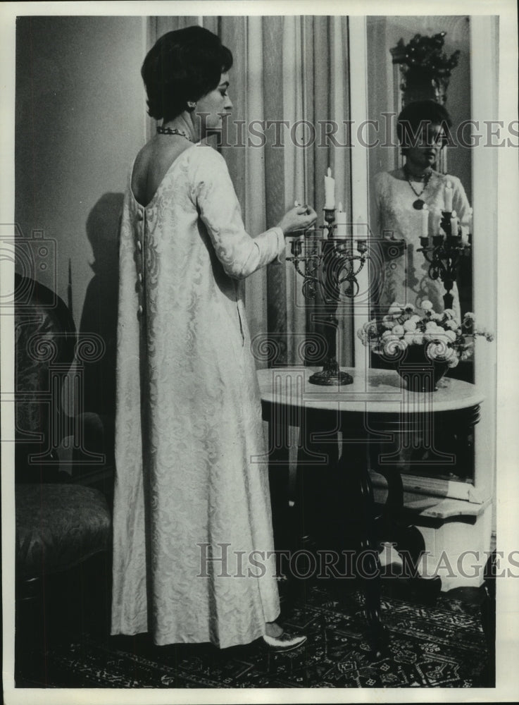 1965 Press Photo Mrs. Warren Knowles in eggshell brocade hostess gown, Wisconsin-Historic Images