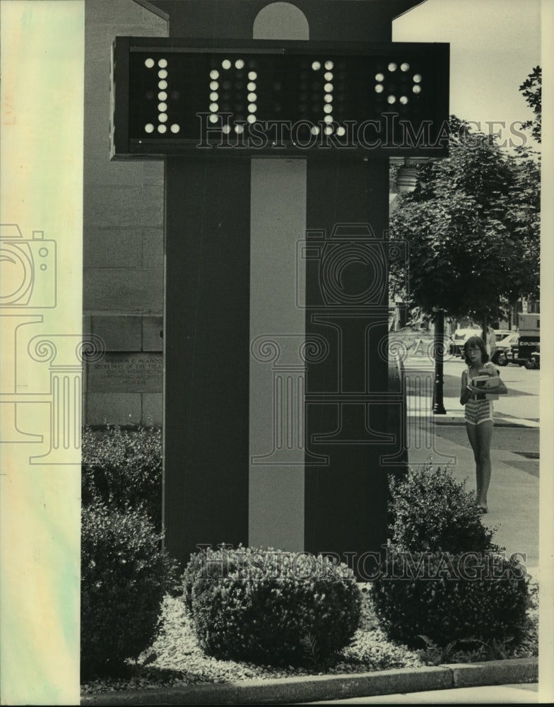 1983 Press Photo Angela Squires checked the temperature at a Waukesha bank - Historic Images