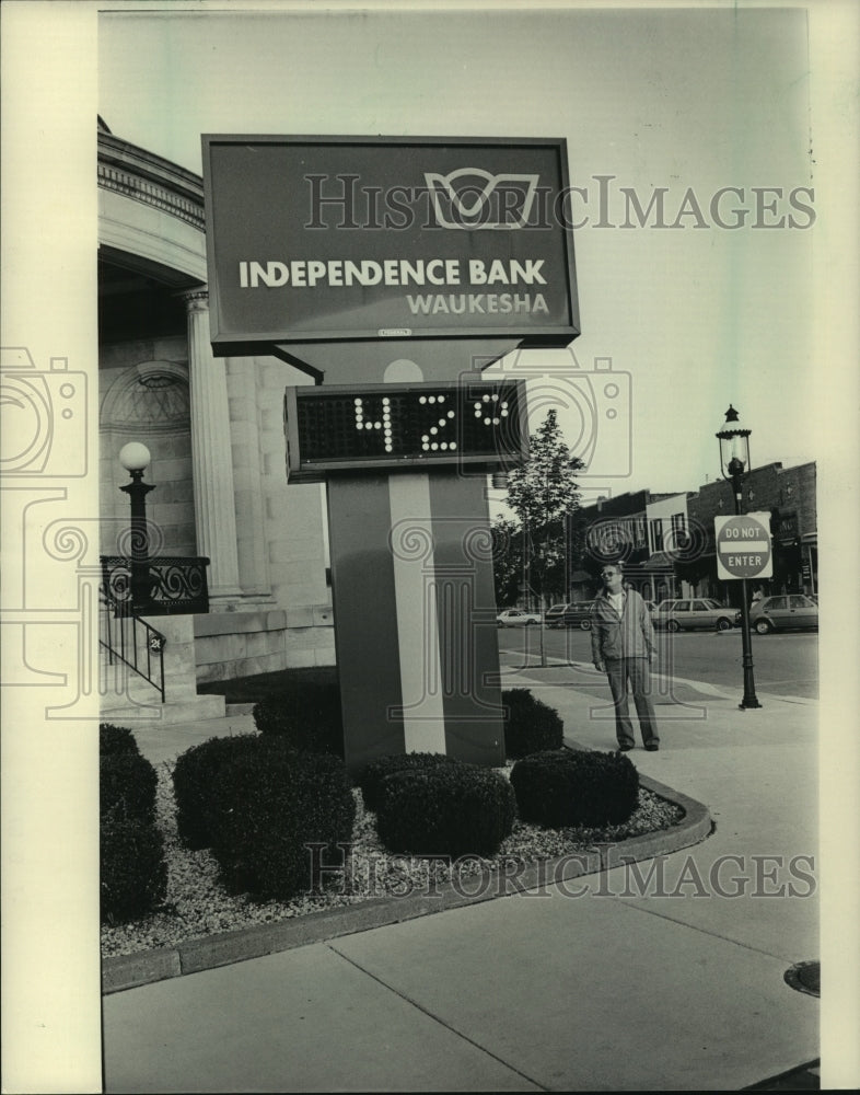 1983 Waukesha Bank thermometer said 42 - Historic Images