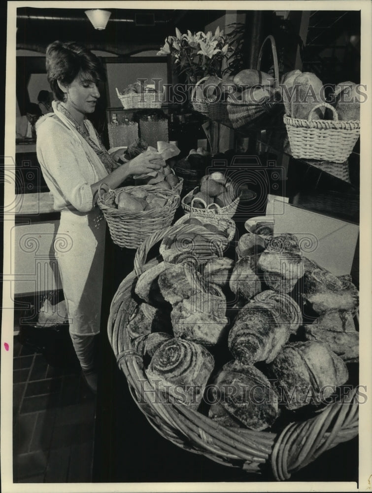 1986, A lady shopping for fresh buns at the La Boulangerie CafÃ©. - Historic Images