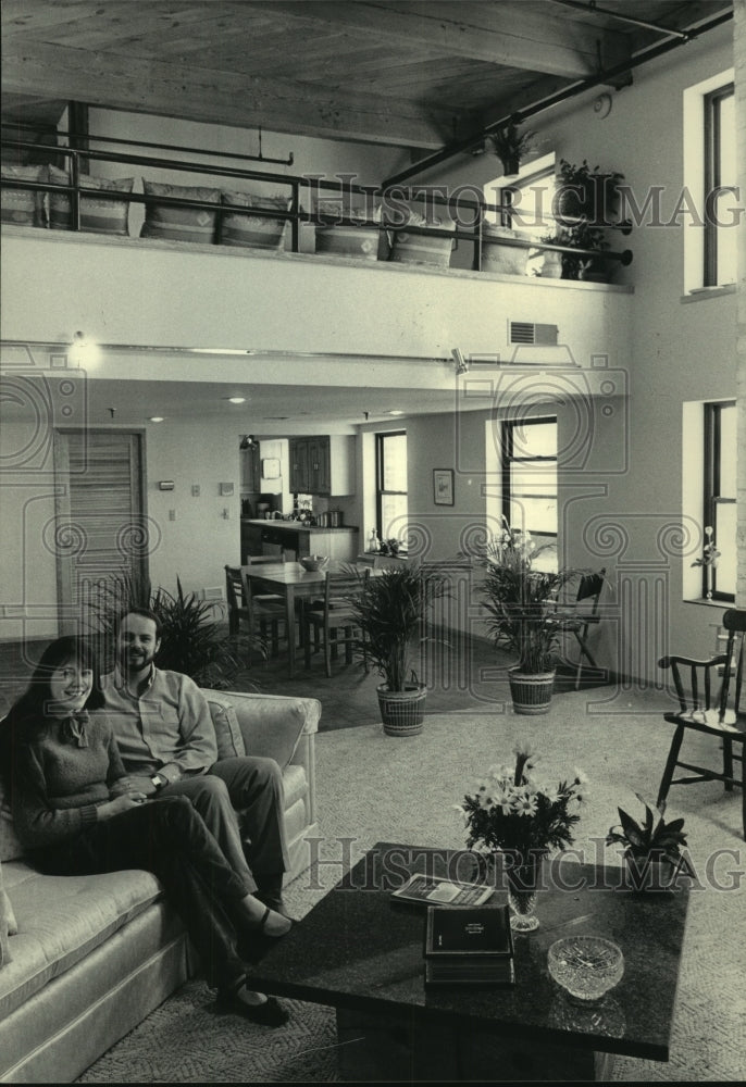 1984 Press Photo Tom and Monica Meyer in their new condominium in Milwaukee. - Historic Images