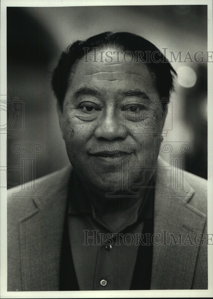 1990, Baron Vaea of Tonga shopped at Kay-Bee Toys at the Grand Ave - Historic Images