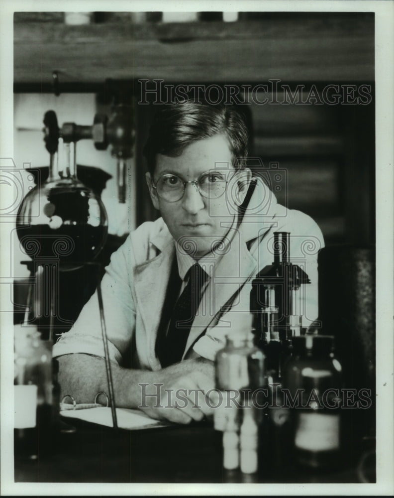 1989 Actor R.H. Thomson shown in a laboratory wearing a lab coat. - Historic Images