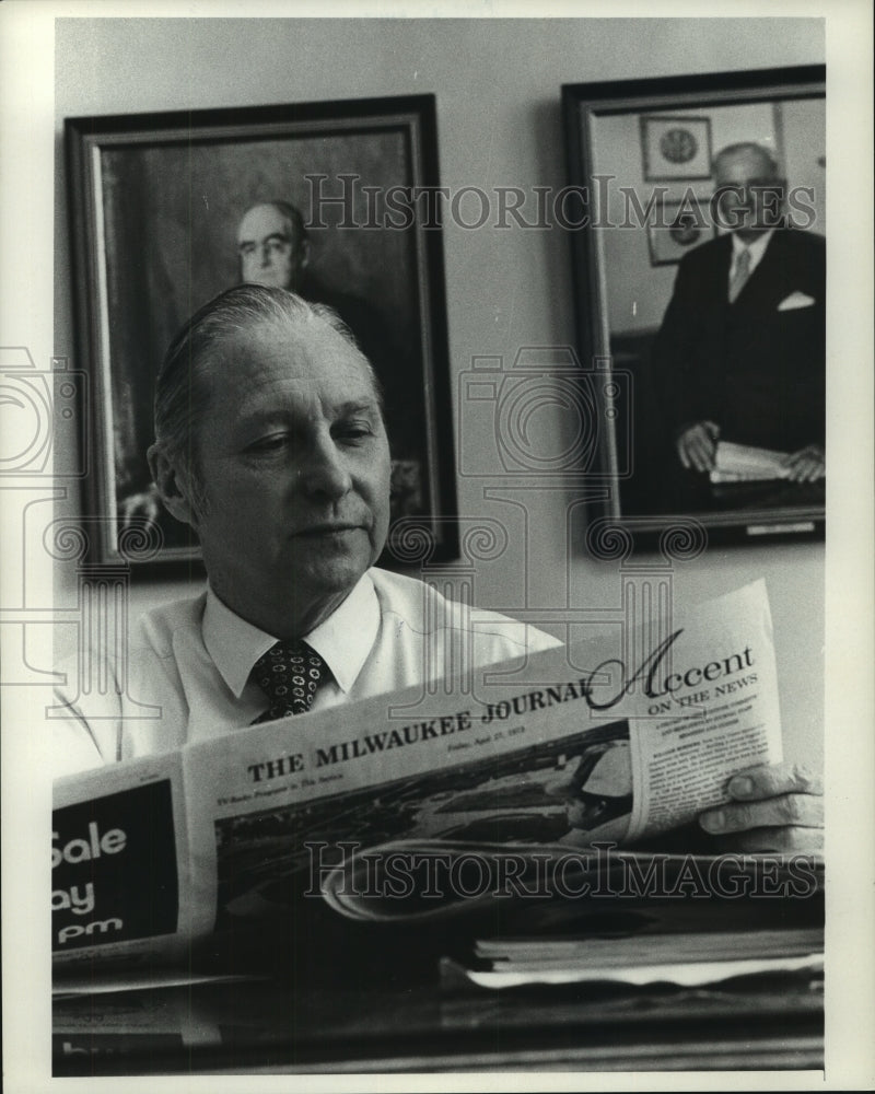1973 Press Photo John H. &quot;Jack&quot; Thompson, Journal employee reviewing paper copy. - Historic Images