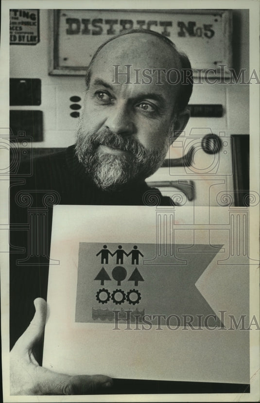 1975 Press Photo Artist, Leland G. Tishler holds City Flag drawing, Milwaukee - Historic Images