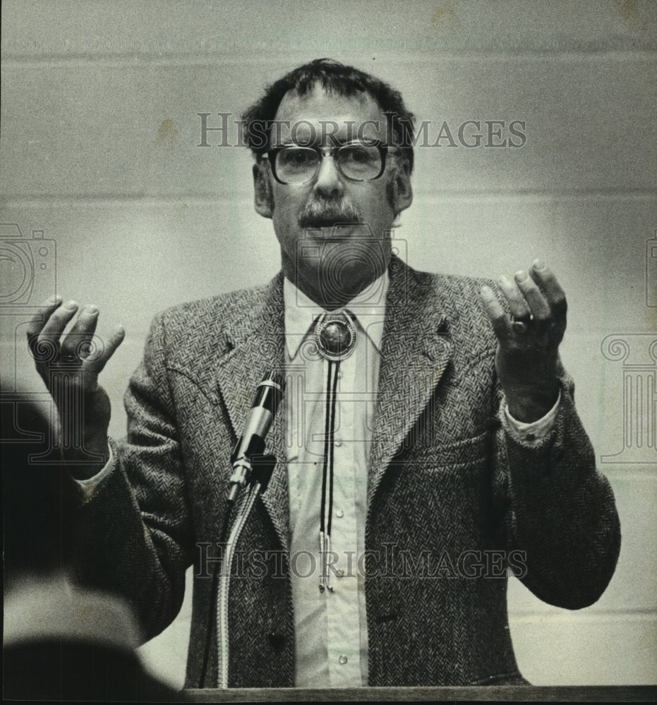 1984 Press Photo Futurist Robert Theobald speaks at Catholic Center - mjc12951 - Historic Images