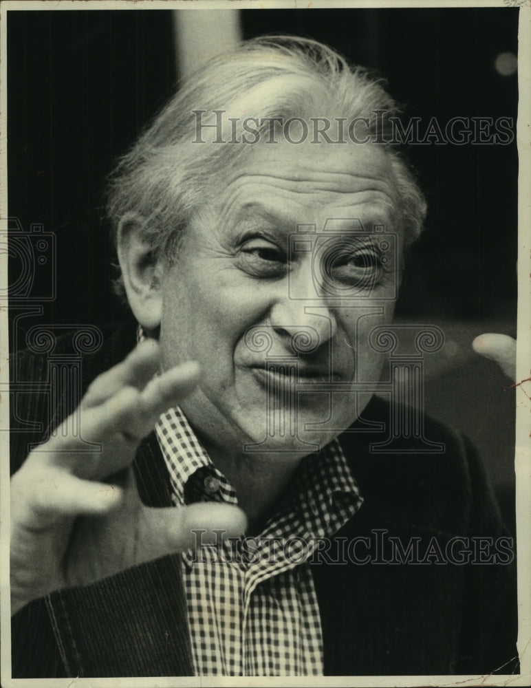 1977 Press Photo Studs Torkel talks on his Chicago radio show - mjc12955 - Historic Images