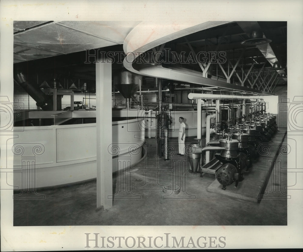 1955 Press Photo Two large fermenting tanks at Universal Foods Corporation - Historic Images