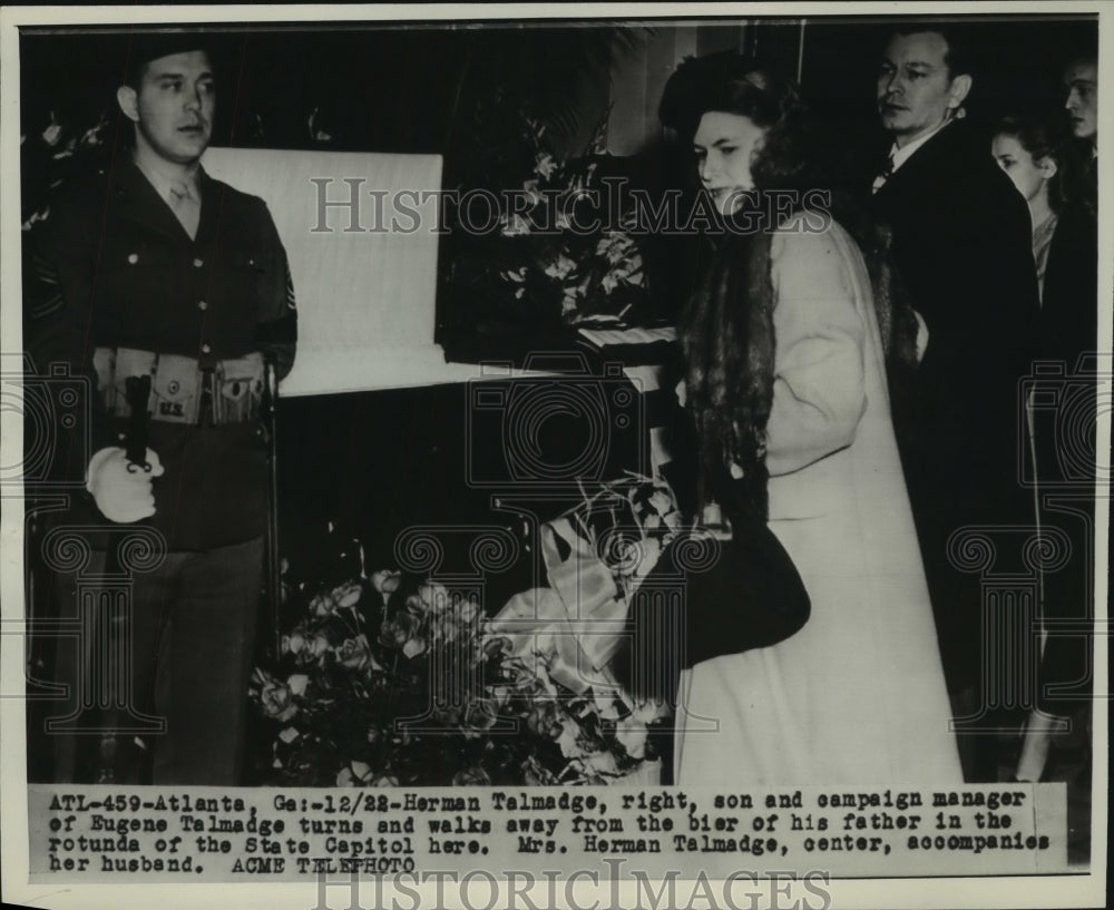1946 Press Photo Herman Talmadge and his mother at the bier of his father - Historic Images