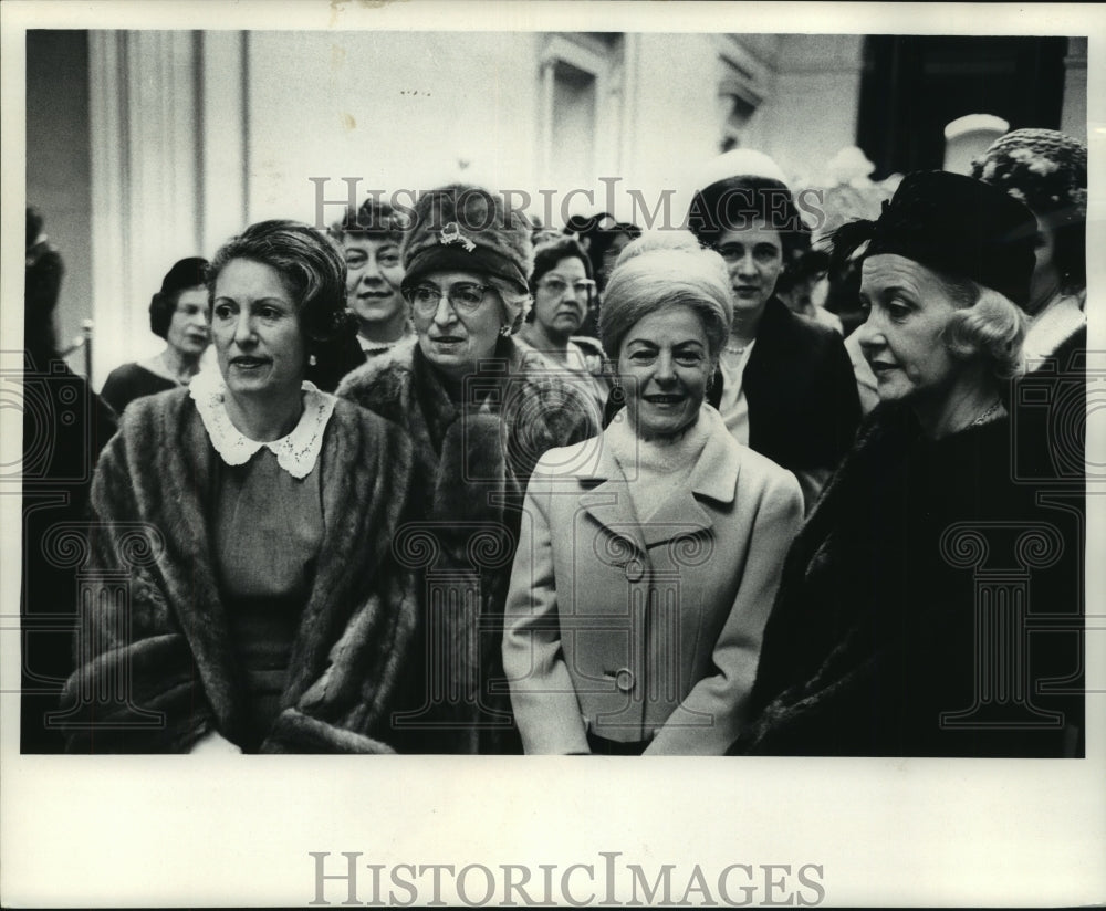 1965 Press Photo Mrs. Abe Swed and &quot;distinguished ladies&quot; chat, National Gallery - Historic Images
