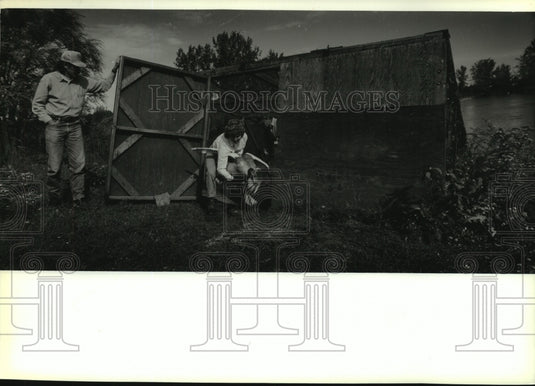 1993 Press Photo Sumner Matteson with Maureen Gross working with swans, Pewaukee-Historic Images