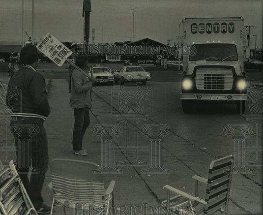 1985 Press Photo Teamster pickets try to block trucks from Milwaukee Bakery - Historic Images