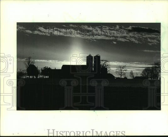1985 Press Photo Sunset glows behind farmhouse in Waupaca County - mjc13088 - Historic Images