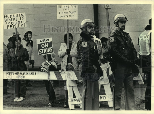 1986 Press Photo Picket line by Quality Aluminum Casting, Waukesha - mjc13090 - Historic Images