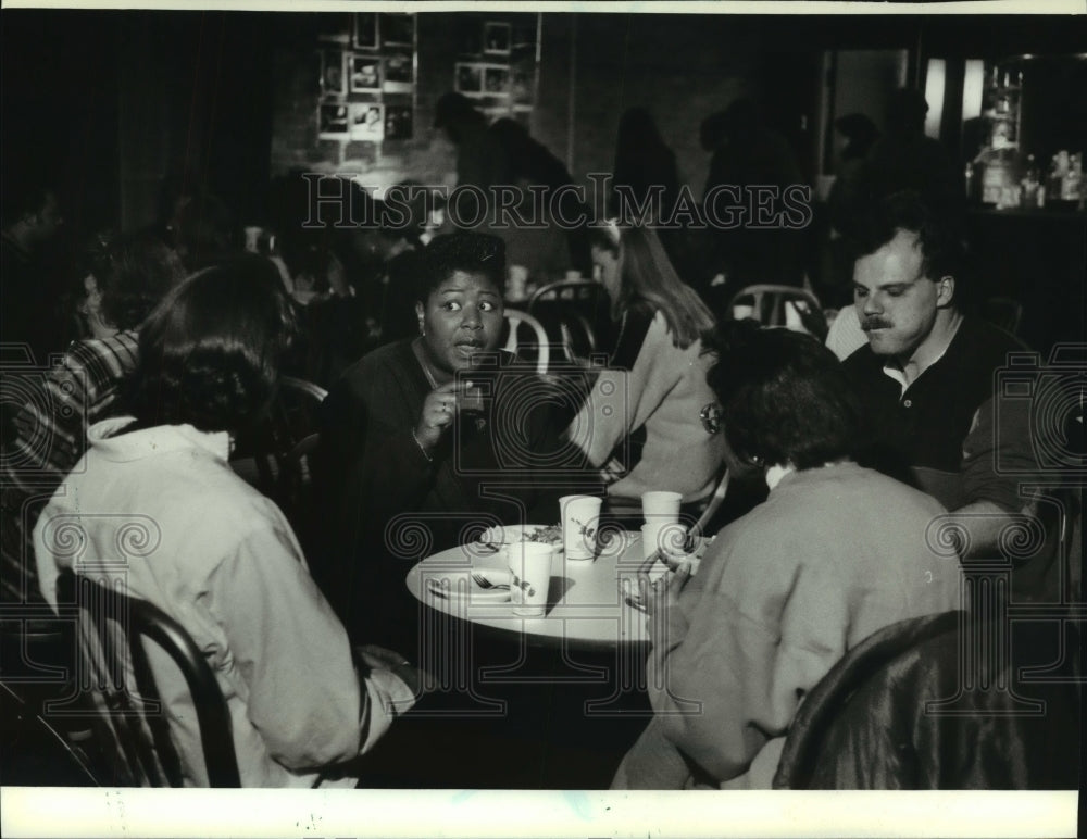 1994 Press Photo Cast, crew, and staff of Skylight Opera Theatre have potluck - Historic Images