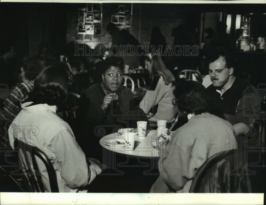 1994 Press Photo Cast, crew, and staff of Skylight Opera Theatre have potluck - Historic Images