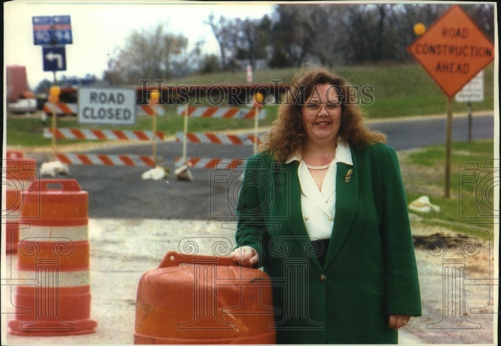 1992 Press Photo Engineer Christine Sloat, at Interstate 90, Wisconsin Dells - Historic Images