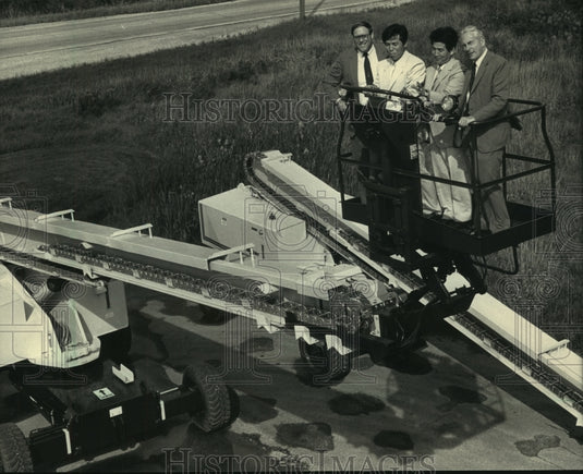 1987 Press Photo Businessman in one of Simon Aerials cherrypickers, Milwaukee - Historic Images