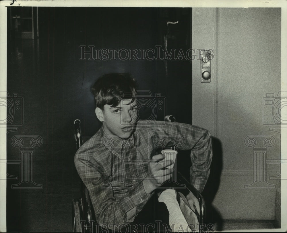 1971 Press Photo Donald Sobon sits in his wheelchair in the courthouse - Historic Images