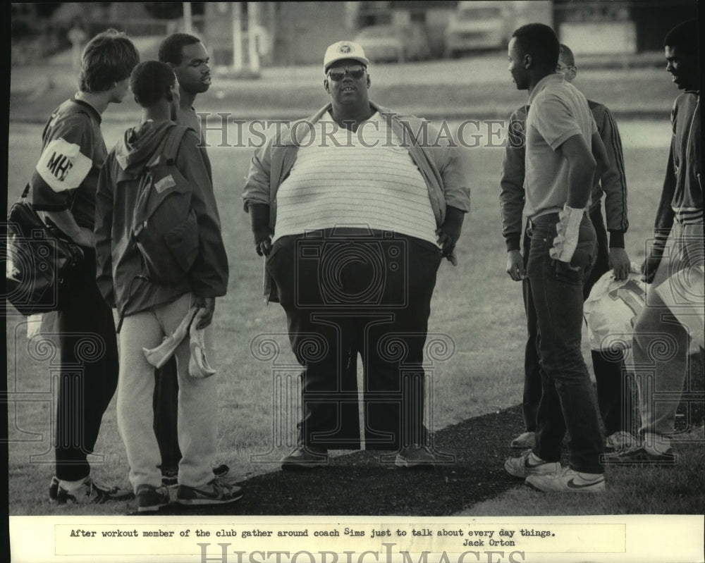 1985 The Milwaukee Striders gather around leader Joe Sims - Historic Images